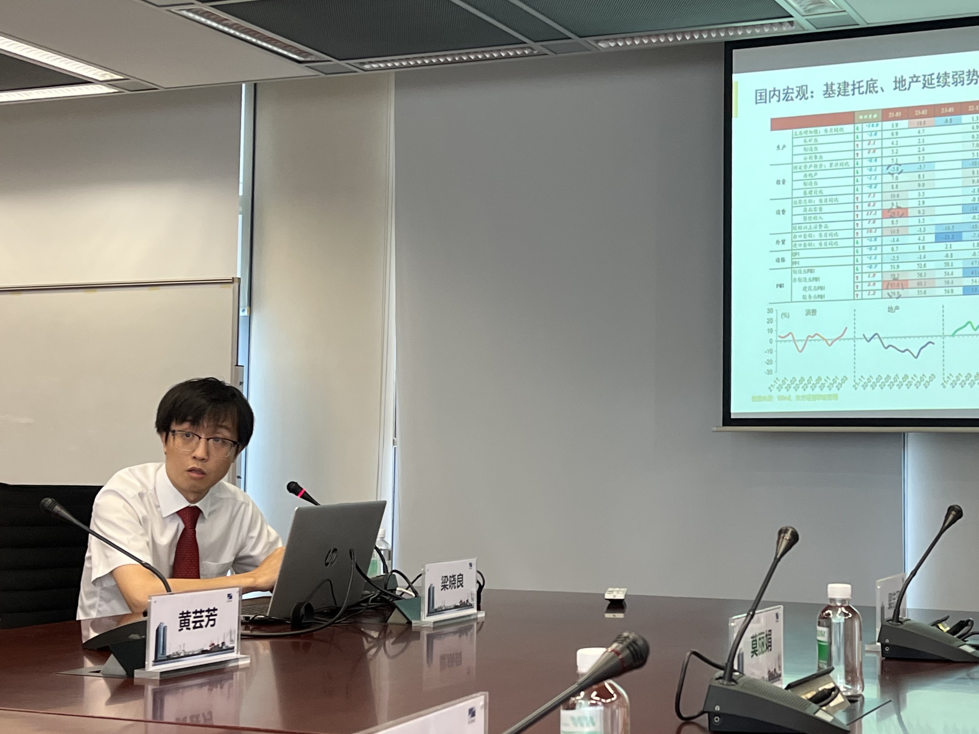 梁晓良.jpg 梁晓良.jpg